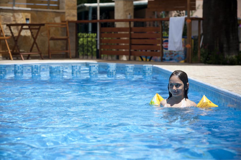 Nikolas Suites Като Дарацо Екстериор снимка