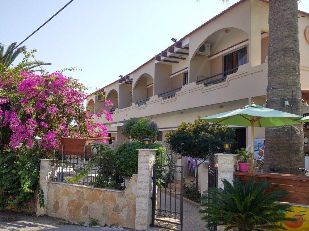 Nikolas Suites Като Дарацо Екстериор снимка